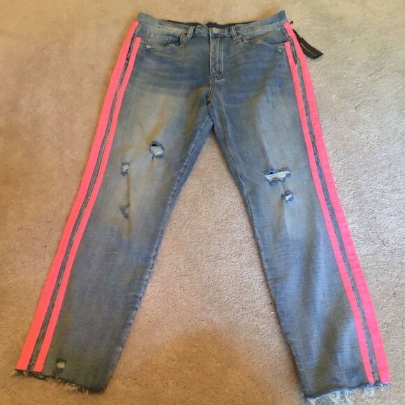 NWT Rivington Light Wash Distressed Boyfriend Jeans
Blank NYC - Picture 1 of 3
